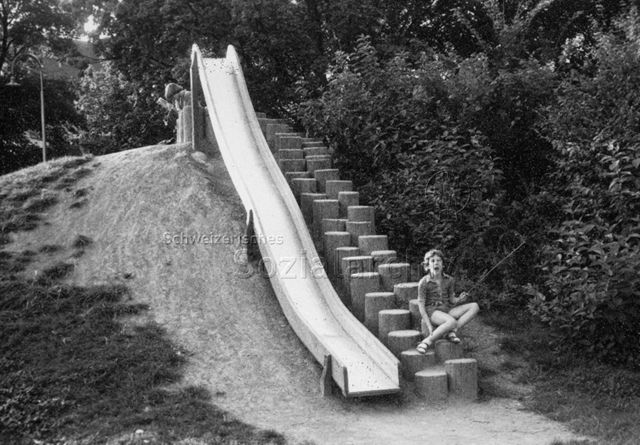 "Pausenplatz Stolzewiese" - Junge sitzt auf der Holztreppe, Rutschbahn; 1981