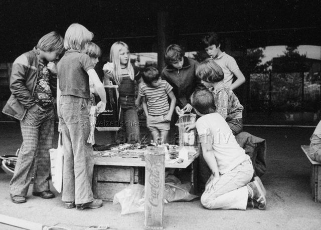 "Spielwagen Basel, Schulhaus Vogelsang" - Kinder beim Spielen; 1976
