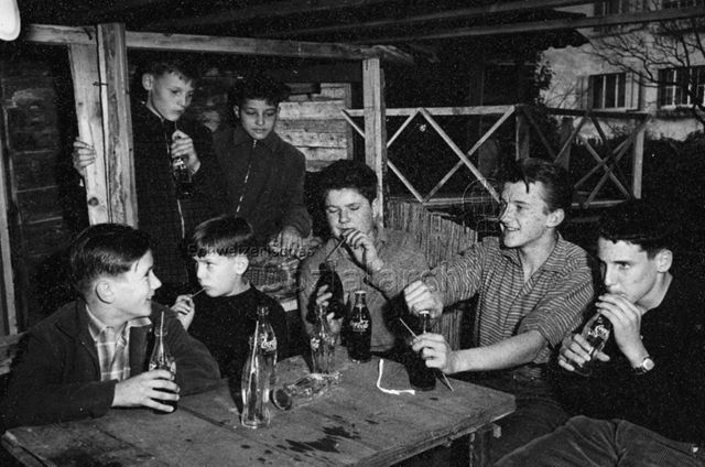 "Robinsonspielplatz Heuried" - Jungen trinken Coca-Cola; um 1970
