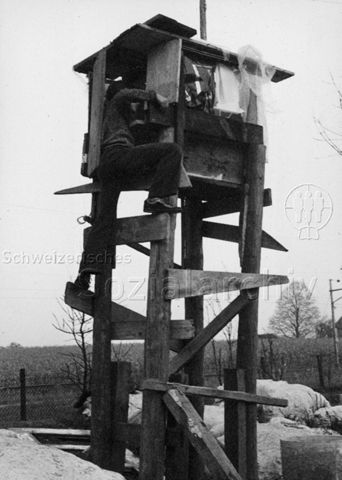 "Robinsonhütte Spielplatz Müllerwis Greifensee" - Junge klettert in Hütte; 1972