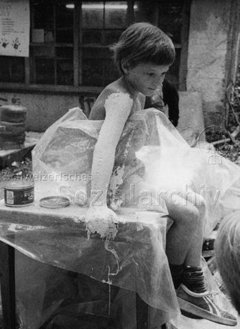 "Robi Olten" - Kind lässt sich den Arm eingipsen; 1976