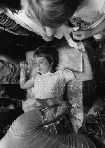 "Robi Olten" - Junge lässt sich eingipsen; 1976