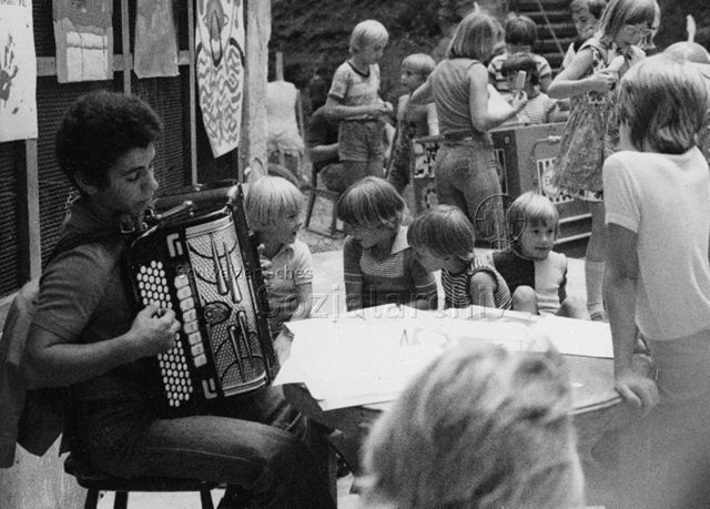 "Robi Olten" - Junge unterhält Kinder mit Handorgelspiel; 1976