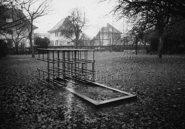 "Spielplatz - schlechte Beispiele, Olten" - umgefallenes Klettergerüst; 1978