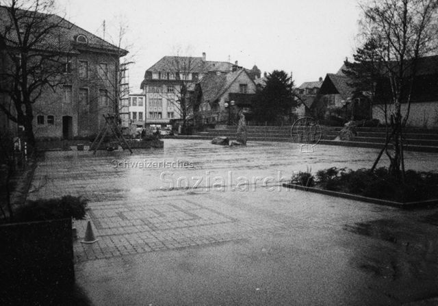 "Spielplatz - schlechte Beispiele, Olten" - gepflasterter Platz mit Schaukel; 1978