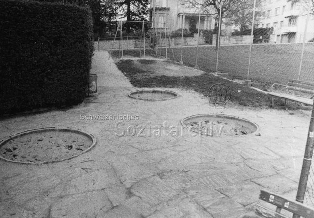 "Spielplatz - schlechte Beispiele, Olten" - Platz mit Schaukel, Parkbank und kleinen Sandkästen; 1978