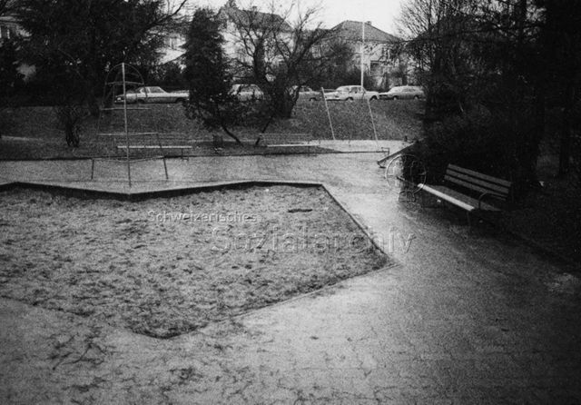 "Spielplatz - schlechte Beispiele, Olten" - Sandkasten, Klettergerüst, Schaukel; 1978
