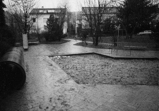 "Spielplatz - schlechte Beispiele, Olten" - Sandkasten, Klettergerüst, Rutschbahn, Betonröhre; 1978