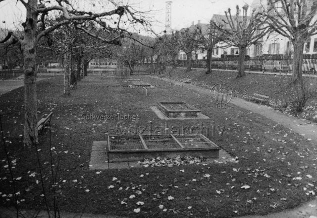 "Spielplatz - schlechte Beispiele, Olten" - Sandkästen und Parkbänke; 1978