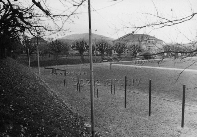 "Spielplatz - schlechte Beispiele, Olten" - Reckstangen, Balancierbalken; 1978
