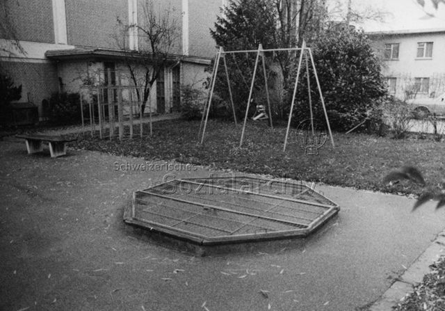 "Spielplatz - schlechte Beispiele, Olten" - Sandkasten, Schaukel, Klettergerüst; 1978