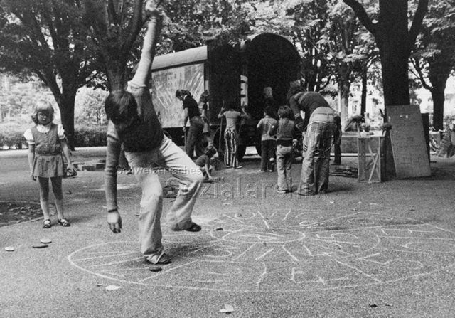 "Spielwaage Basel, Alte Kinderspiele" - Kinder beim Spielen; 1975