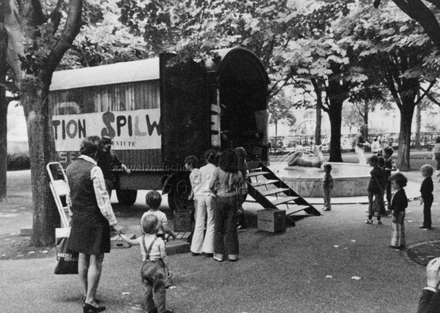 "Spielwaage Basel, Alte Kinderspiele" - Spielwagen, Kinder; 1975