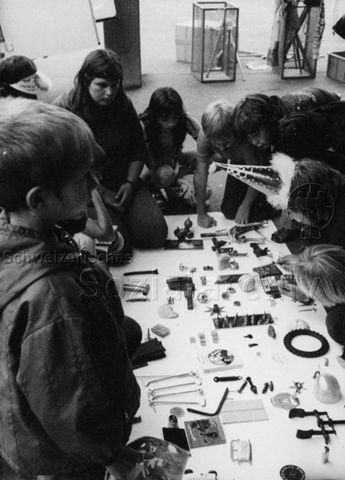 "Spielwagen Basel, Schulhaus Vogelsang" - Kinder beim Basteln; 1976