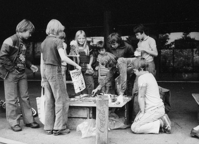 "Spielwagen Basel, Schulhaus Vogelsang" - spielende Kinder; 1976