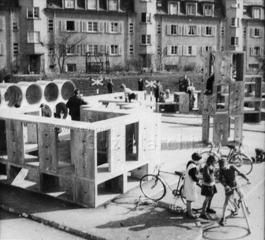 "Verkehrsgarten Buchegg" - Hindernisse, Kinder mit Fahrrädern; um 1970