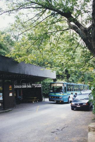 Bosco della Bella, Feriendorf für kinderreiche Familien - Bus bei der Haltestelle; 1997