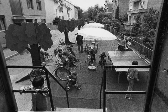 "Wohnstrasse", wahrscheinlich in Biel - Kinder und Jugendliche beim Spielen auf der Quartierstrasse, Tischtennis, Dreiräder, Fahrräder; um 1980