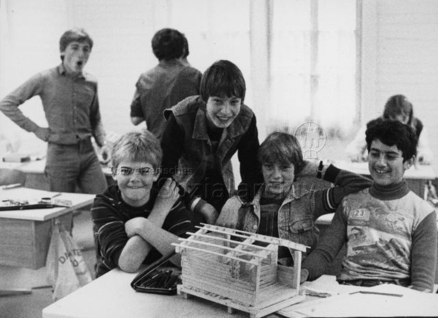"Spielplatz Spuondas", St. Moritz - Jugendliche präsentieren ein Modell einer Hütte gebastelt aus Holz; um 1980