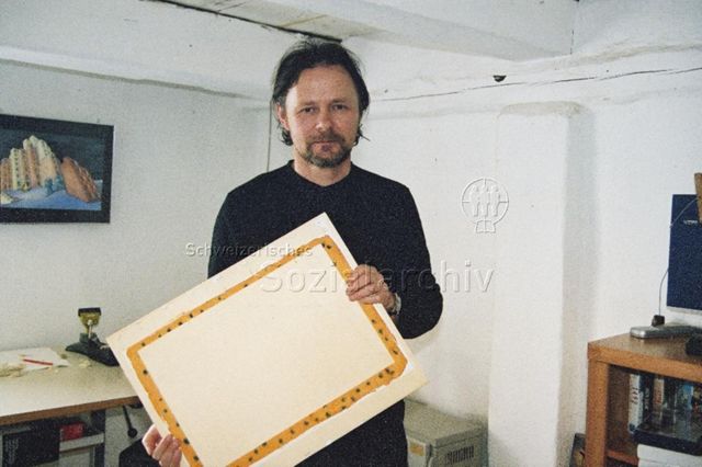 Stephan Brülhart, Kinderbuchautor, mit Zeichnungsunterlage; 30.04.2001