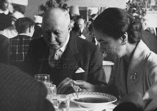 Veranstaltung - Mann und Frau beim Essen; um 1960