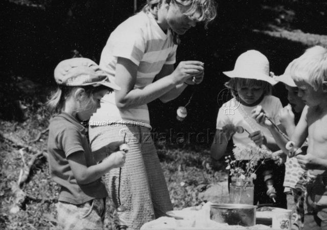 "Aktion 7, Tessin" - Jugendliche und Kinder bereiten Spiesse vor; 1988