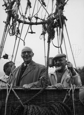 Bundesrat Dr. W. Spühler (links), Fred Dolder (Ballonflieger) - wahrscheinlich an der Eröffnung des Feriendorfes "Bosco della Bella" 1962