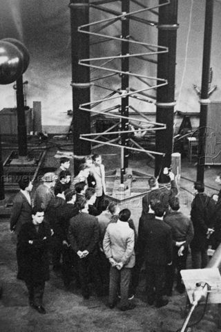 "Berufsberatung in Gruppen" - Jugendliche bei der Besichtigung eines Betriebs; um 1955