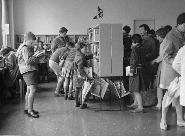 "Bibliothek" Oerlikon - Kinder und Jugendliche in der Bibliothek; um 1960