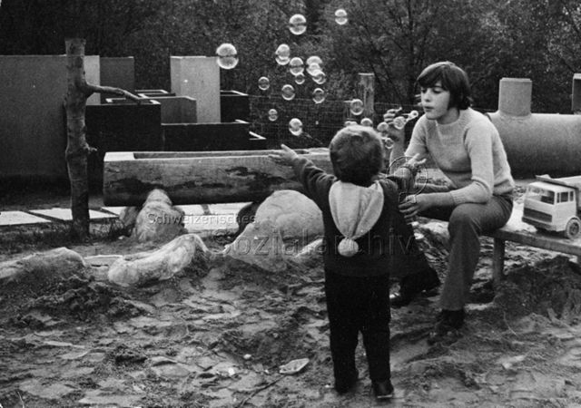 "Seifenblasende Kinder auf Siedlungsspielplatz Lichtensteig"; 1970