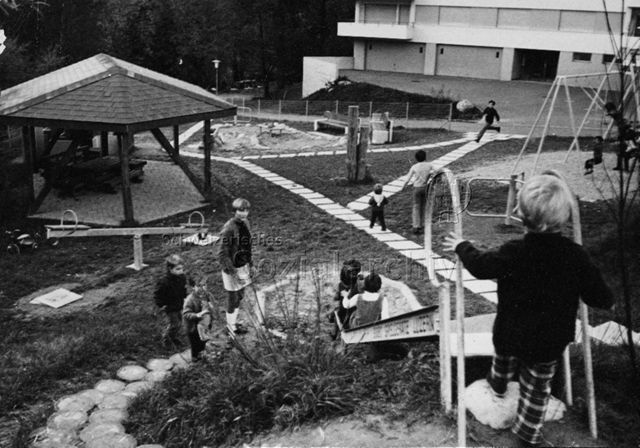 "Lichtensteig (Toggenburg), Siedlungsspielplatz durch Freiwillige errichtet" - spielende Kinder, Wippe, Rutschbahn, Schaukel; 1970