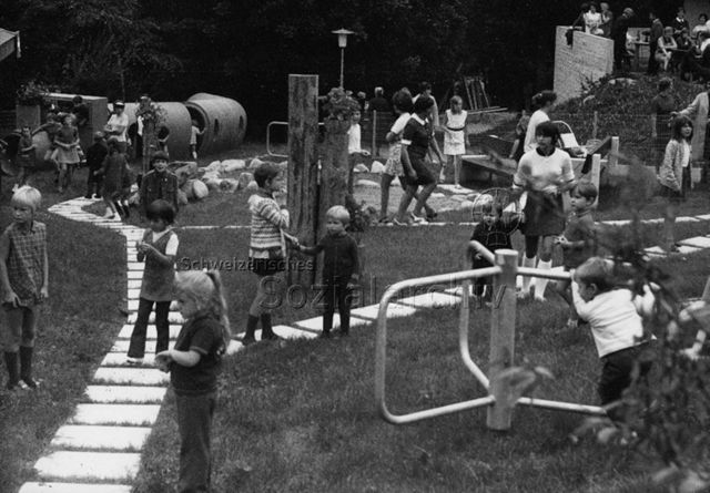 "Freizeitanlagen Schweiz", Einweihungsfest Siedlungsspielplatz Lichtensteig - Kinder und Erwachsene erkunden den neuen Spielplatz; 1970