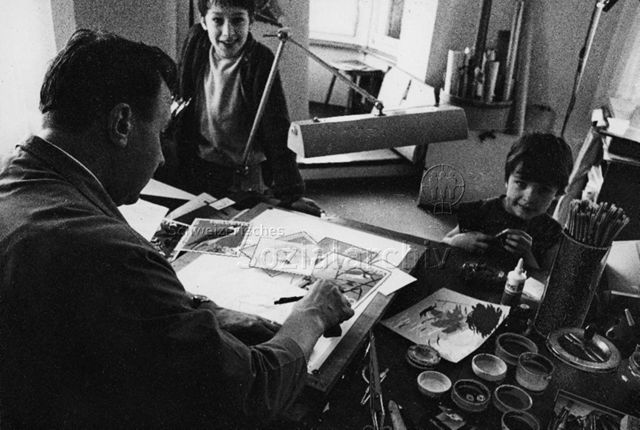 Richard Gerbig, Künstler, beim Zeichnen, beobachtet von zwei Kindern; um 1970