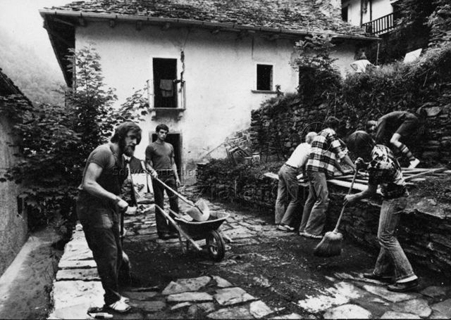 "Aktion 7 - Weit hinten im Onsernonetal waren während der Sommerferien Jugendliche daran, ein altes Tessinerhaus instand zu setzen. Es wird später jungen Leuten als Ferienunterkunft zur Verfügung stehen"; um 1970