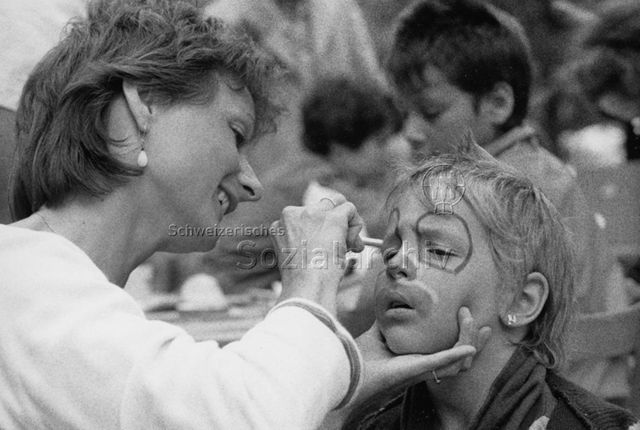 "Spieltage, 11.-13. September 1987 in Bern" - Ein Kind wird von einer Frau geschminkt