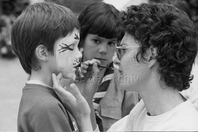 "Spieltage, 11.-13. September 1987 in Bern" - Ein Kind wird von einer Frau geschminkt