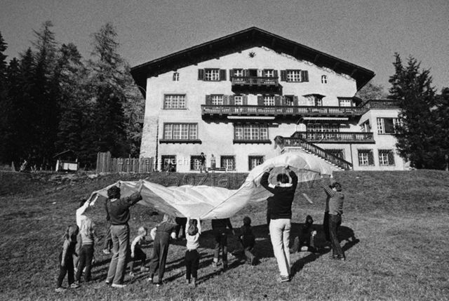 "Vacances gratuites pour des familles, Spuondas", St. Moritz - Kinder und Erwachsene beim Spielen mit einem Tuch; um 1980
