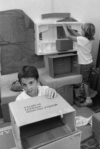 "Spieltage, 11. - 13. September 1987 in Bern" - Zwei Jungen beim Basteln mit Kartonschachteln und Styropor