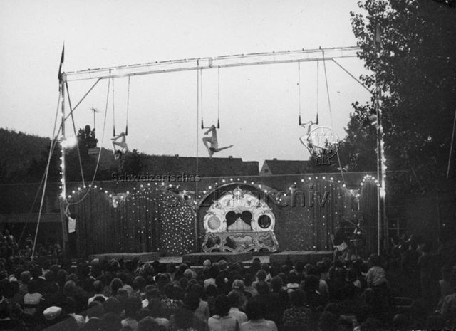 "Zirkus" - Drei Jugendliche turnen an einer Aufführung in waghalsiger Höhe; 1970