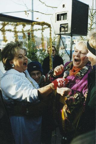 Nella Martinetti, wahrscheinlich an einer Weihnachtsverkaufsaktion, Zürich; 1998