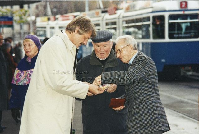 "Markenverkauf am Bellevue mit Zürcher Stadtpräsident Josef Estermann" - Zwei ältere Herren beim Bezahlen der gekauften Marken und Karten; 1997