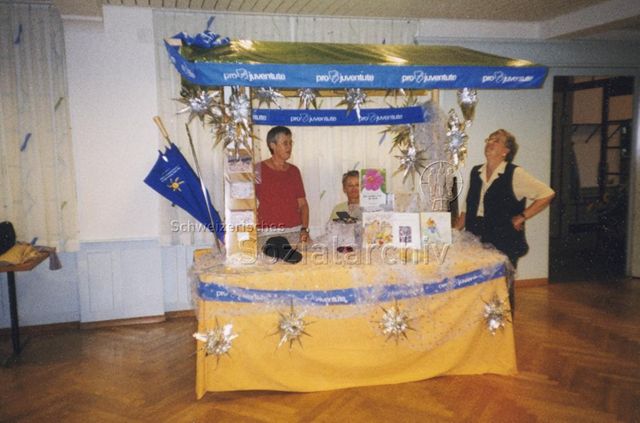 Drei Frauen am Weihnachtsverkaufsstand; um 1998