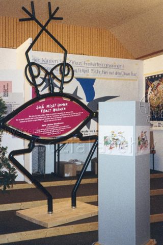 Messestand, evt. an der OFFA 1994 in St. Gallen - Schild "Sich nicht immer ernst nehmen"