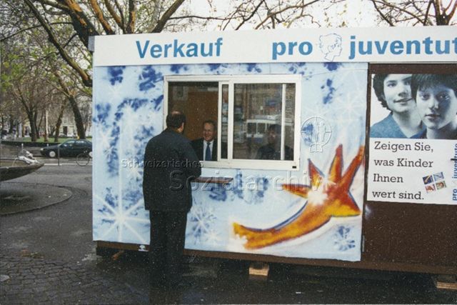 "Start DVK-Verkauf Bezirk Zürich" - Thomas Wagner, Stadtrat, im Verkaufsstand; 1996
