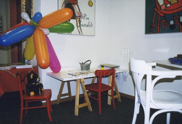 "Eröffnung Kinderecke im Empfang" des Zentralsekretariats - Tisch mit Malsachen; 1998