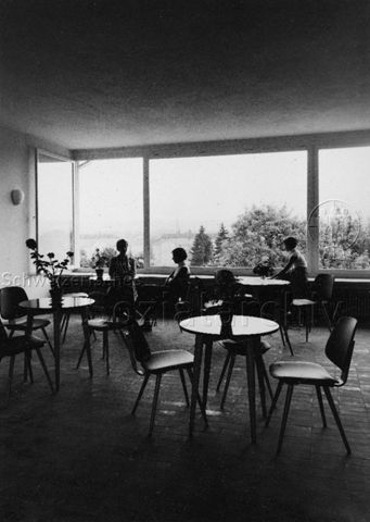 "Jugendhaus Raiteberg, Konstanz" - Jugendliche sitzen zusammen; um 1970