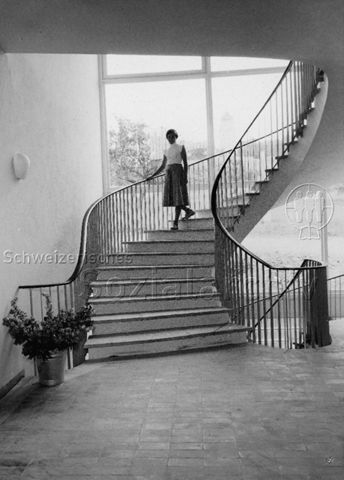 "Jugendhaus Raiteberg, Konstanz" - Jugendliche auf der Treppe; um 1970