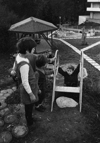 "Siedlungsspielplatz Lichtensteig" - Kinder beim Spielen an der Rutschbahn; 1970