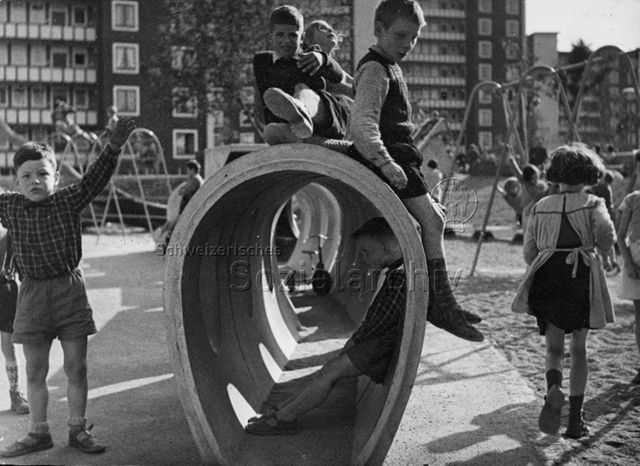 Spielplatz Heiligfeld, Letzigraben Zürich - Kinder beim Spielen; um 1960