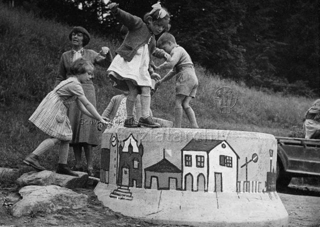 Spielplatz, Siedlung Sonnengarten, Zürich - Kinder beim Spielen auf einem Betonsockel, beaufsichtigt von einer Frau; um 1960